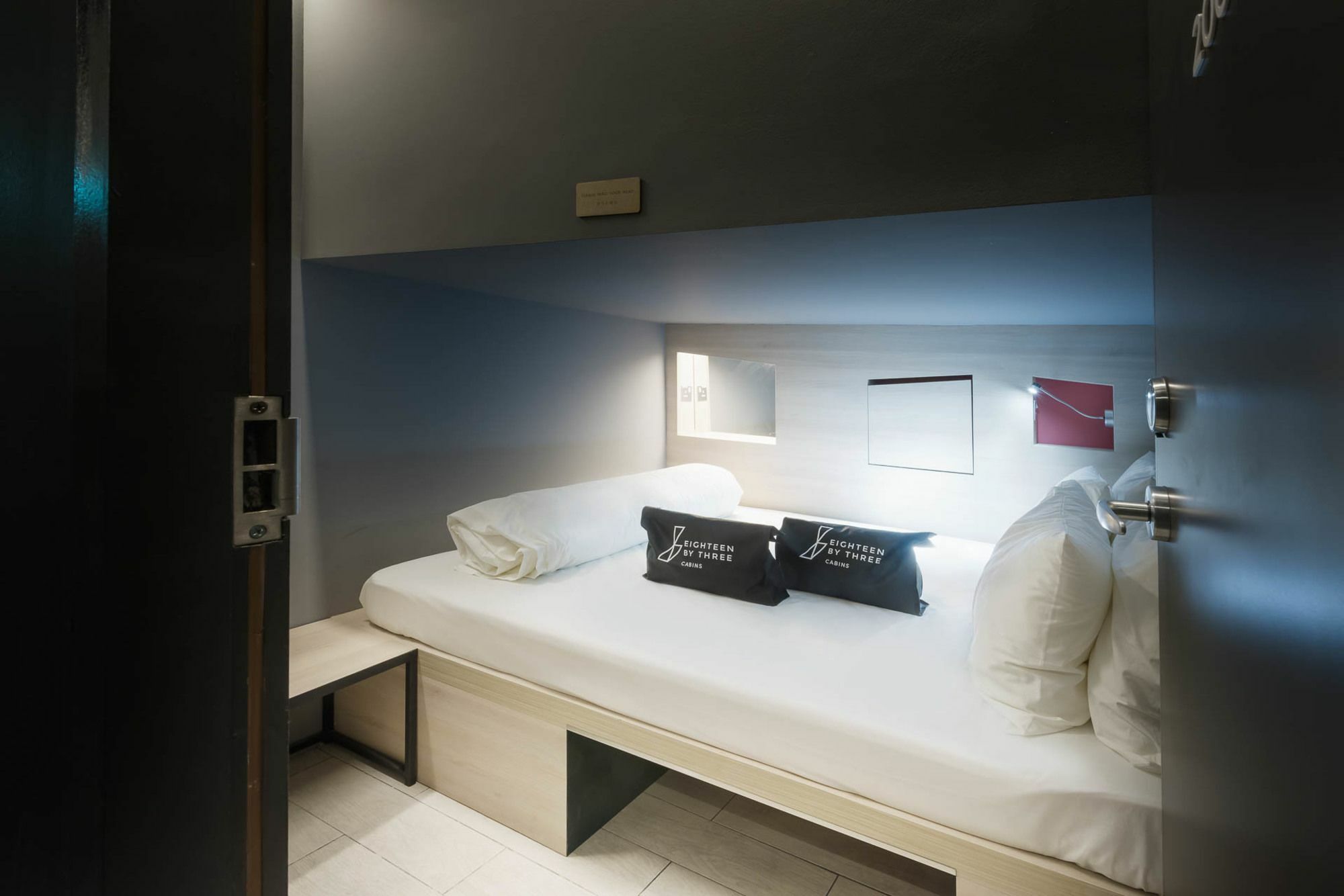 Eighteen By Three Kapselhotel