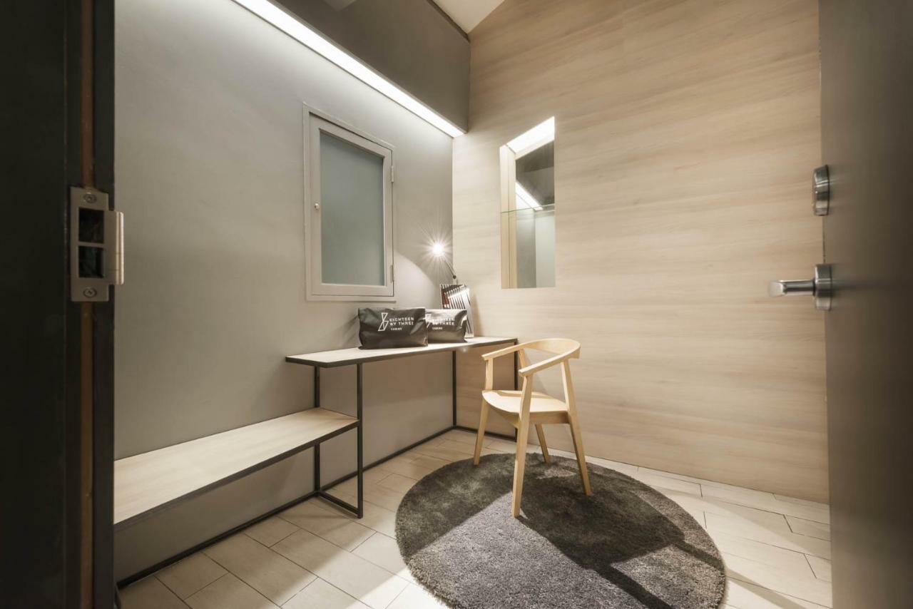 Kapselhotel Eighteen By Three
